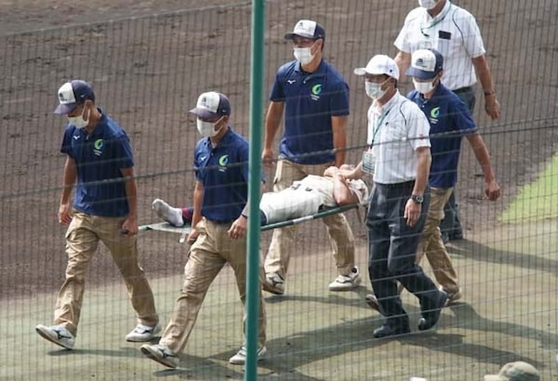 選手在甲子園球場中暑，被用擔架抬走
