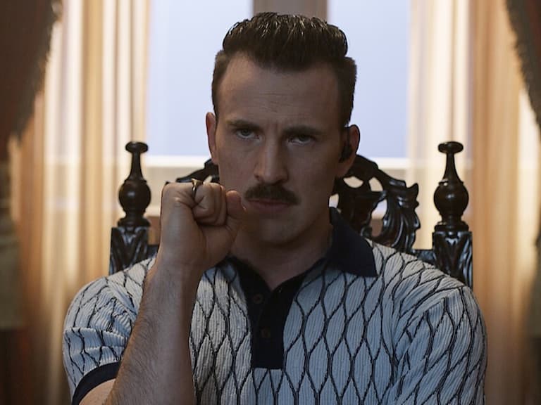 克里斯伊凡 Chris Evans 弄了件《灰影人》戲服給毛孩,連背上的洞也要一模一樣!