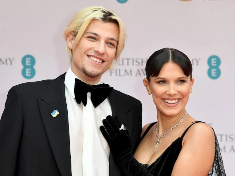 《怪奇物語》米莉芭比布朗 Millie Bobby Brown 與邦喬飛兒子曬恩愛,甜笑對視吸千萬粉按讚!