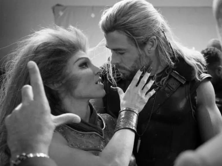 《雷神索爾：愛與雷霆》克里斯漢斯沃 Chris Hemsworth 的老婆偷客串，一起跨坐嚎叫就是她！