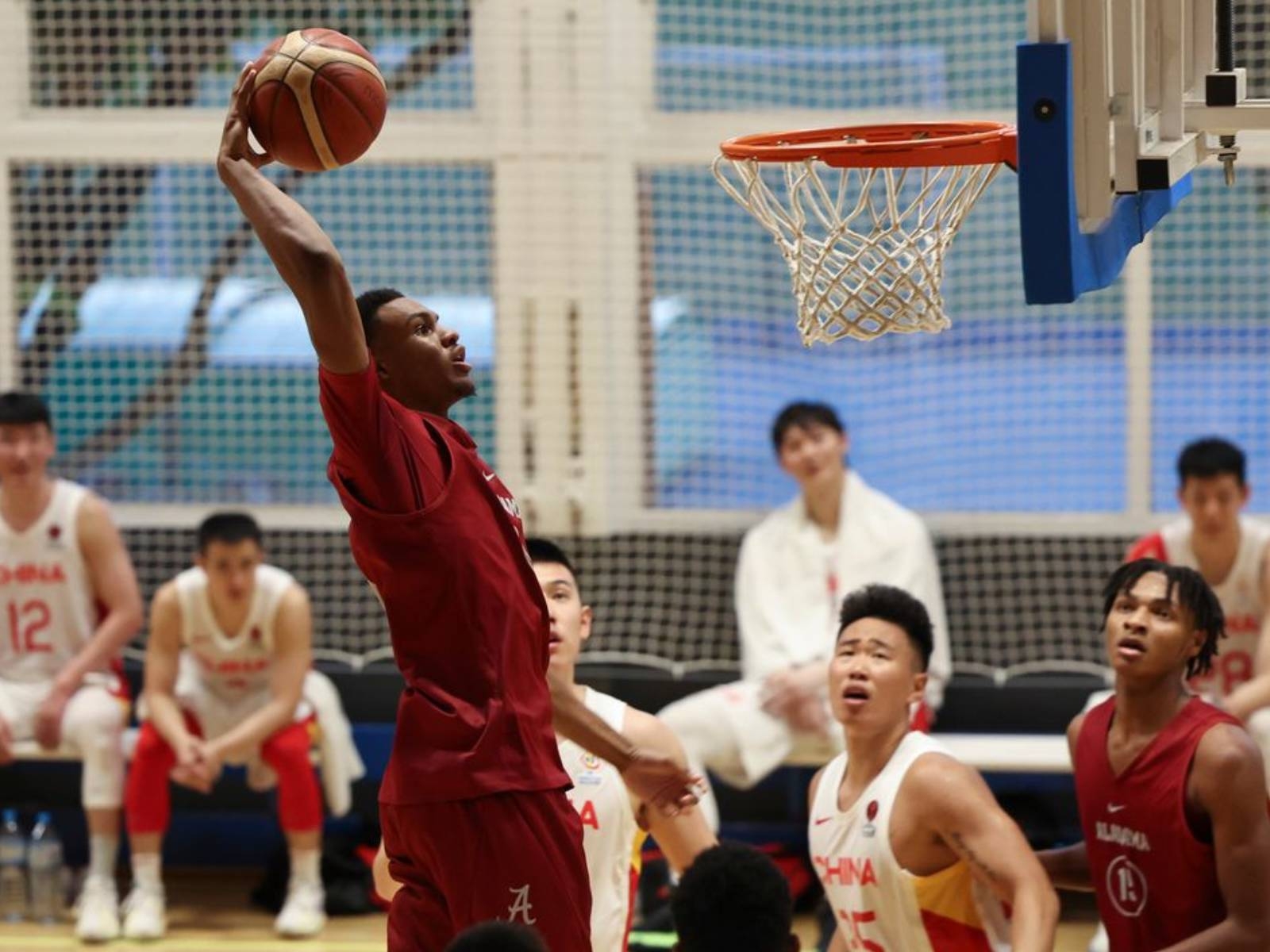 中國男籃輸給 NCAA 阿拉巴馬大學校隊引發關注，陸媒分析：「對面有天才」