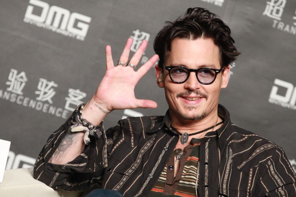 強尼戴普 Johnny Depp 戰勝官司真正贏回的 6 件事：豪捐千萬做慈善、重啟影壇當導演！