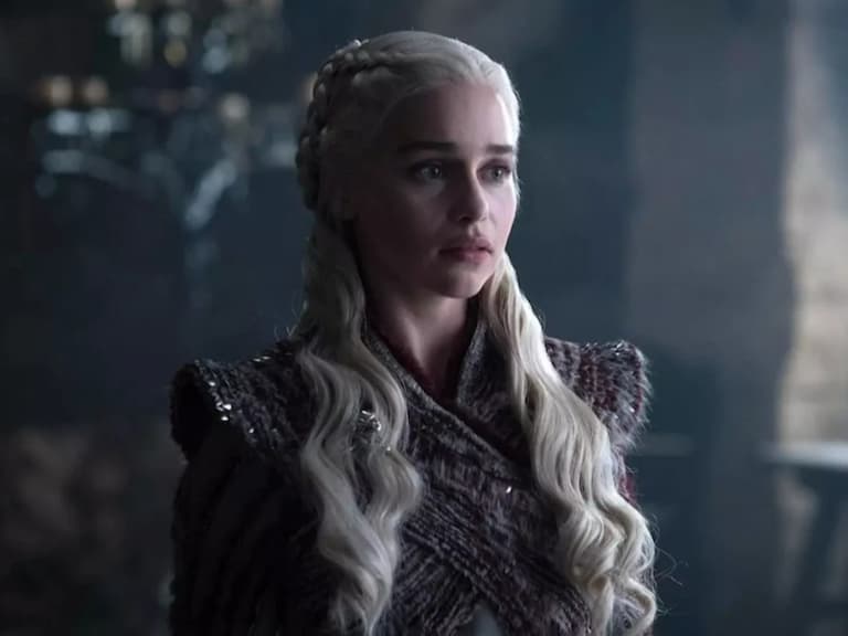 《權力遊戲》「龍后」艾蜜莉亞克拉克 Emilia Clarke 被罵「又矮又胖」，此話引全網震怒！