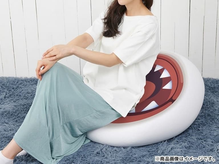 日本卡普空推出「魔物獵人奇怪龍咬咬坐墊」，血盆大口正對屁股太獵奇！