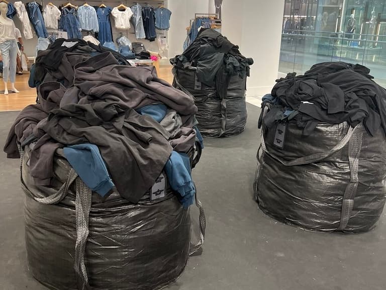 肯爺 Ye 表達他對於 Yeezy Gap「大型垃圾袋」想法回擊，宣稱：「我是個開創者！」
