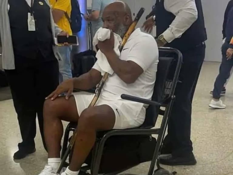 「拳王泰森」Mike Tyson 病痛需坐輪椅、拿拐杖引關注，網喊：「機場安檢技巧」