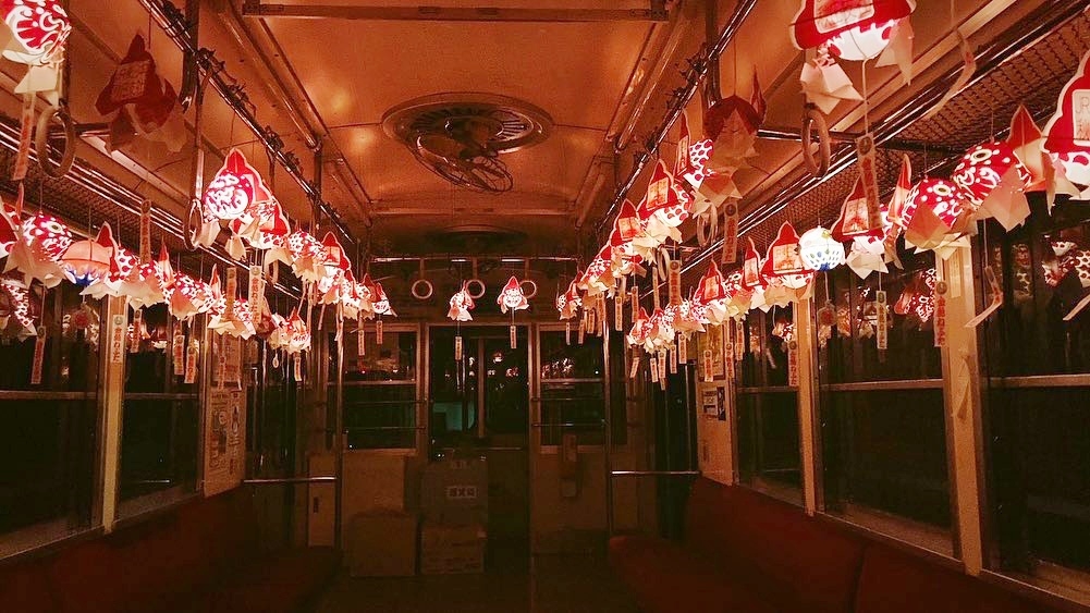 通往吉卜力世界請上車！日本推出奇幻「金魚燈籠列車」，壯觀燈光宛如魔法動畫！