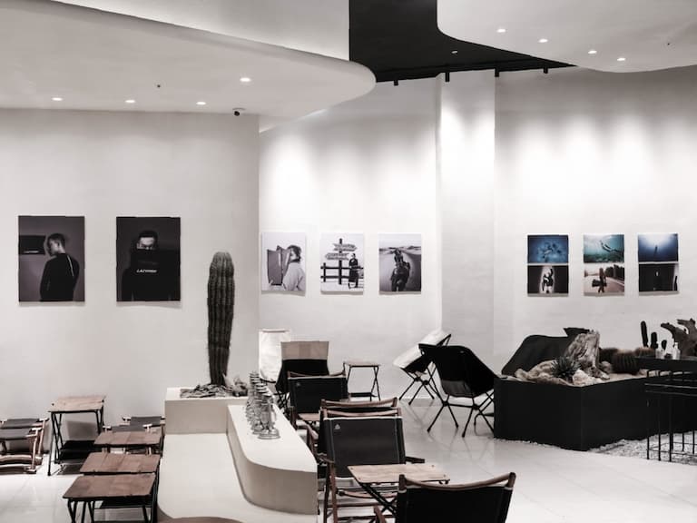 台中指標戶外風格咖啡店 R𝗢𝗖𝗞𝗟𝗔𝗡𝗗 𝗣.𝗟.𝗨.𝗦.，8/25-9/25 限時打造 #與海有關 POP-UP！俐落黑白詮釋與眾不同的自潛風格