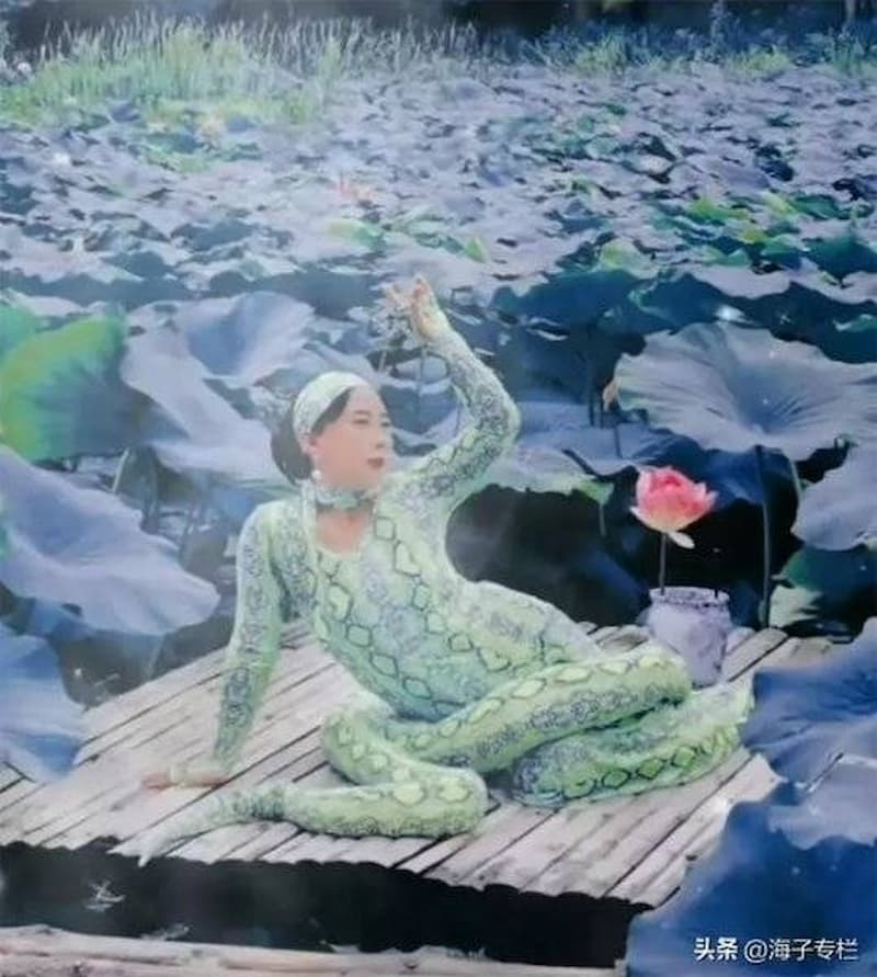 中國大媽在蓮池中扮青蛇，畫面曝光驚呆網友們！