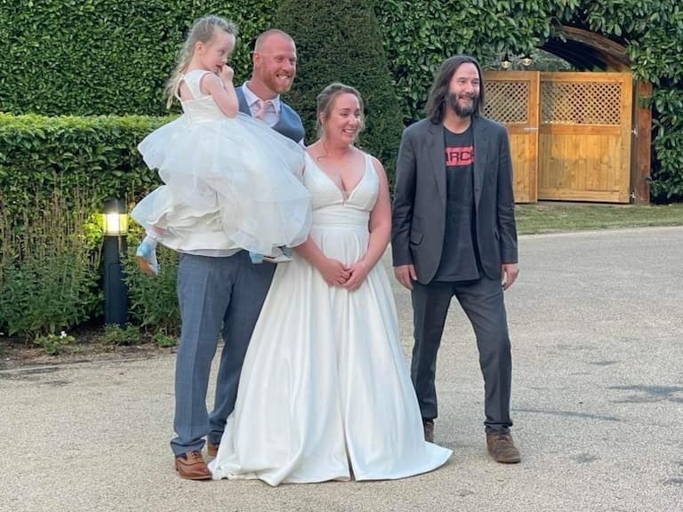 粉絲隨口邀基努李維 Keanu Reeves 到婚禮，想不到本尊竟真的現身！