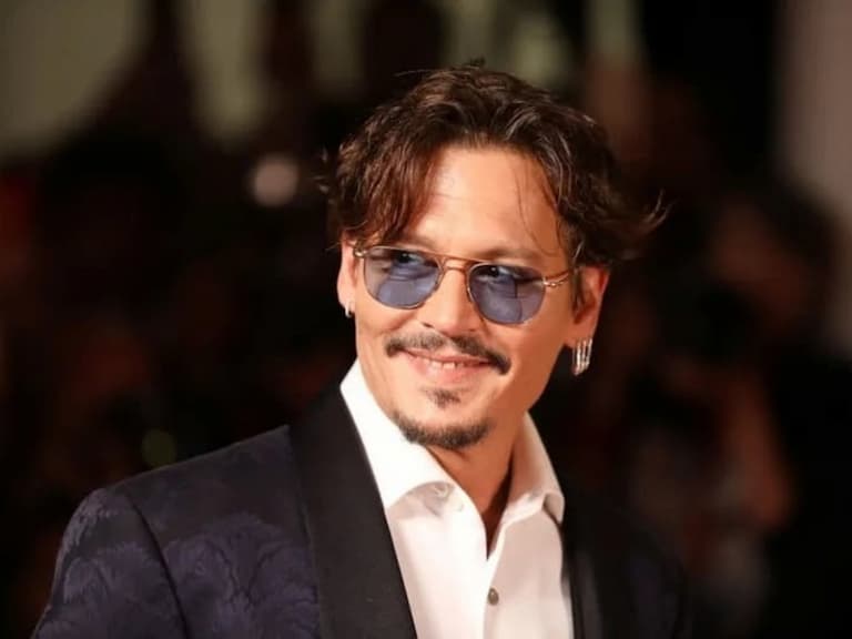 強尼戴普 Johnny Depp 化身太空人現身 MTV 頒獎典禮,自嘲需要工作:「婚喪喜慶都可以!」