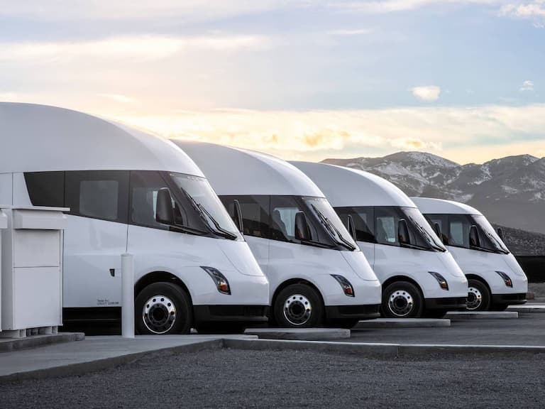 特斯拉電動卡車 Semi 沒有副駕駛座,中間設置方向盤引熱議!