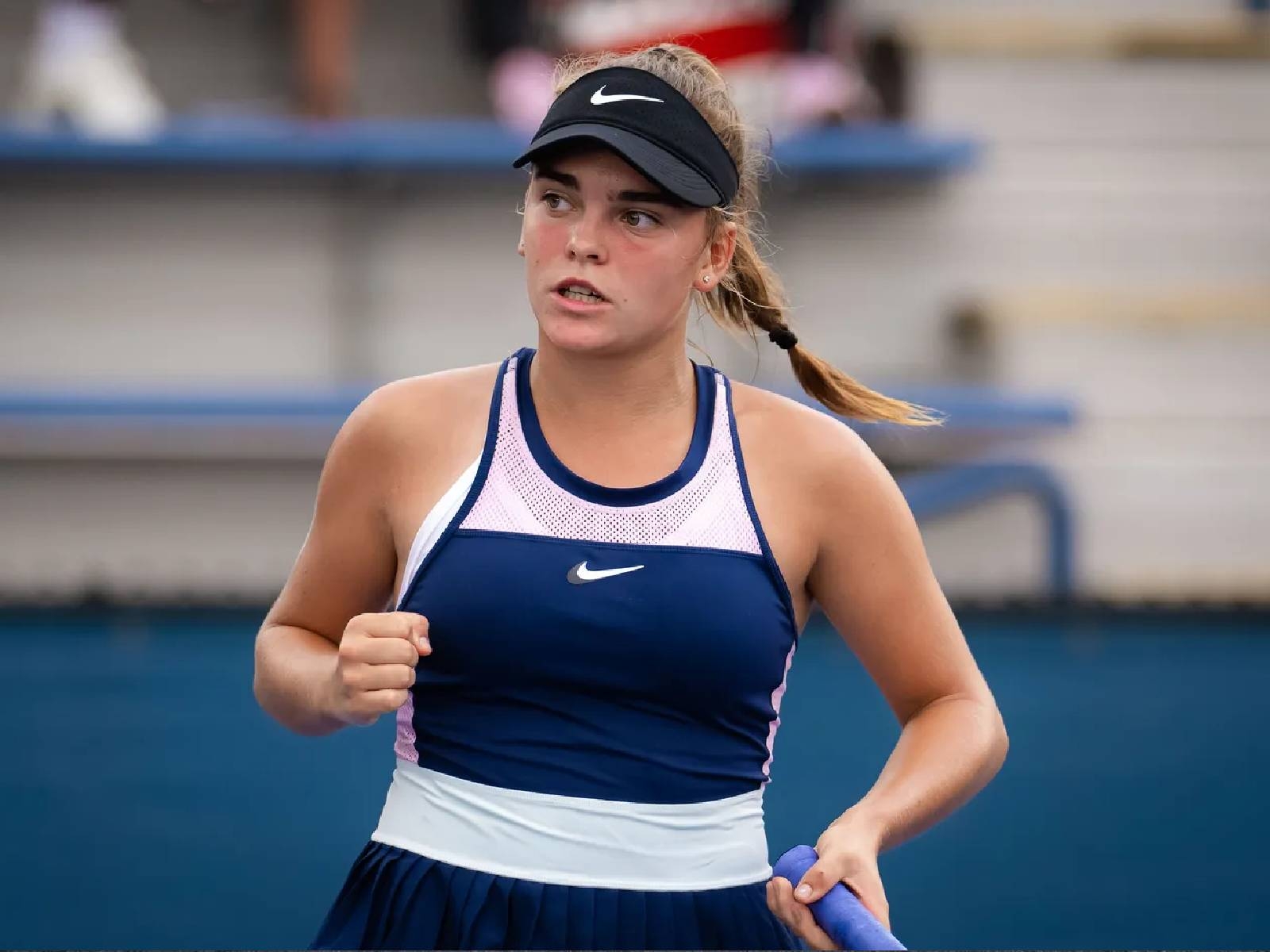 美網 16 歲捷克女球員 Sara Bejlek 被「老爸+教練」拍屁股引爭議，網喊：「這太噁心了！」