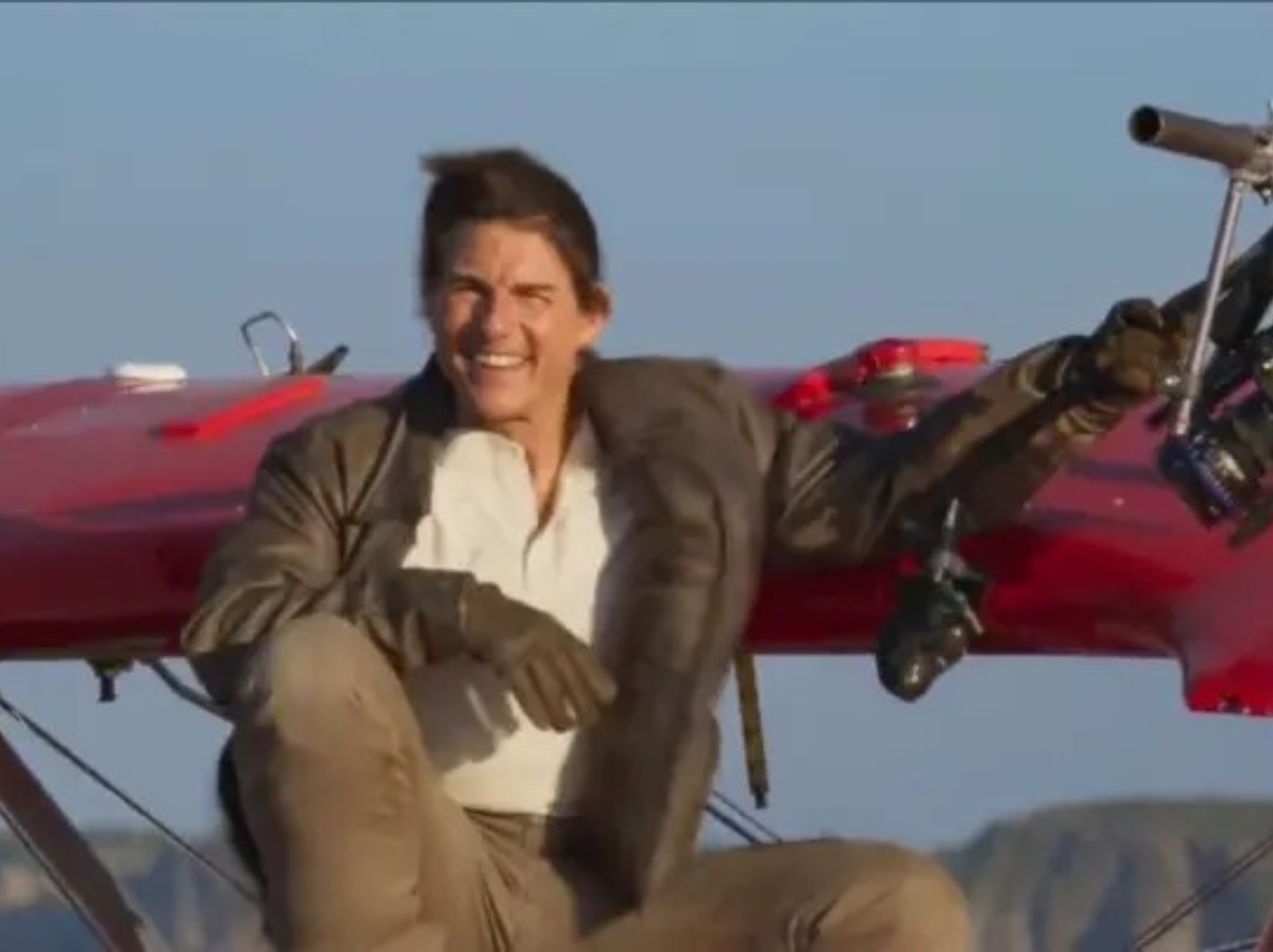 《不可能的任務：致命清算第一章》湯姆克魯斯 Tom Cruise 特技片段，蹲在半空冷靜對談嚇壞粉絲！