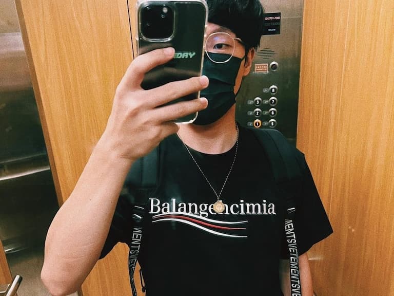 盧廣仲親著惡搞 Balenciaga 的「Balangehcimia」金包銀短 Tee，看到直接有聲音！