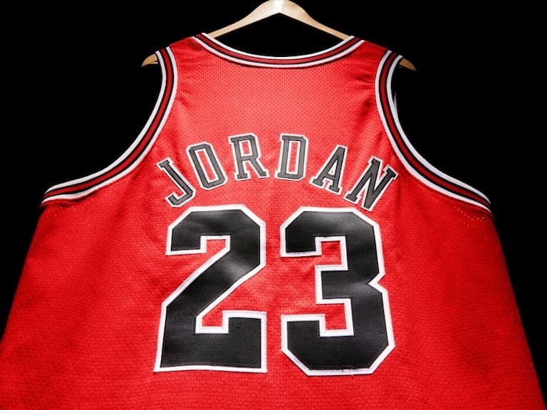 Michael Jordan「1998 NBA 總冠軍戰球衣」3 億台幣結標，打破 MJ 過去週邊商品紀錄！