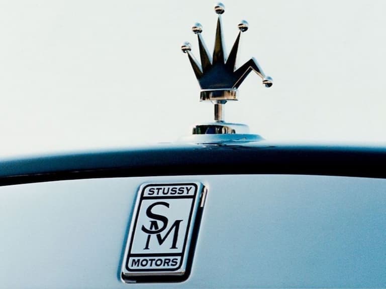 Stussy 曝光定製版 Rolls-Royce 勞斯萊斯聯名車款,這開在路上絕對是個潮流狠人!