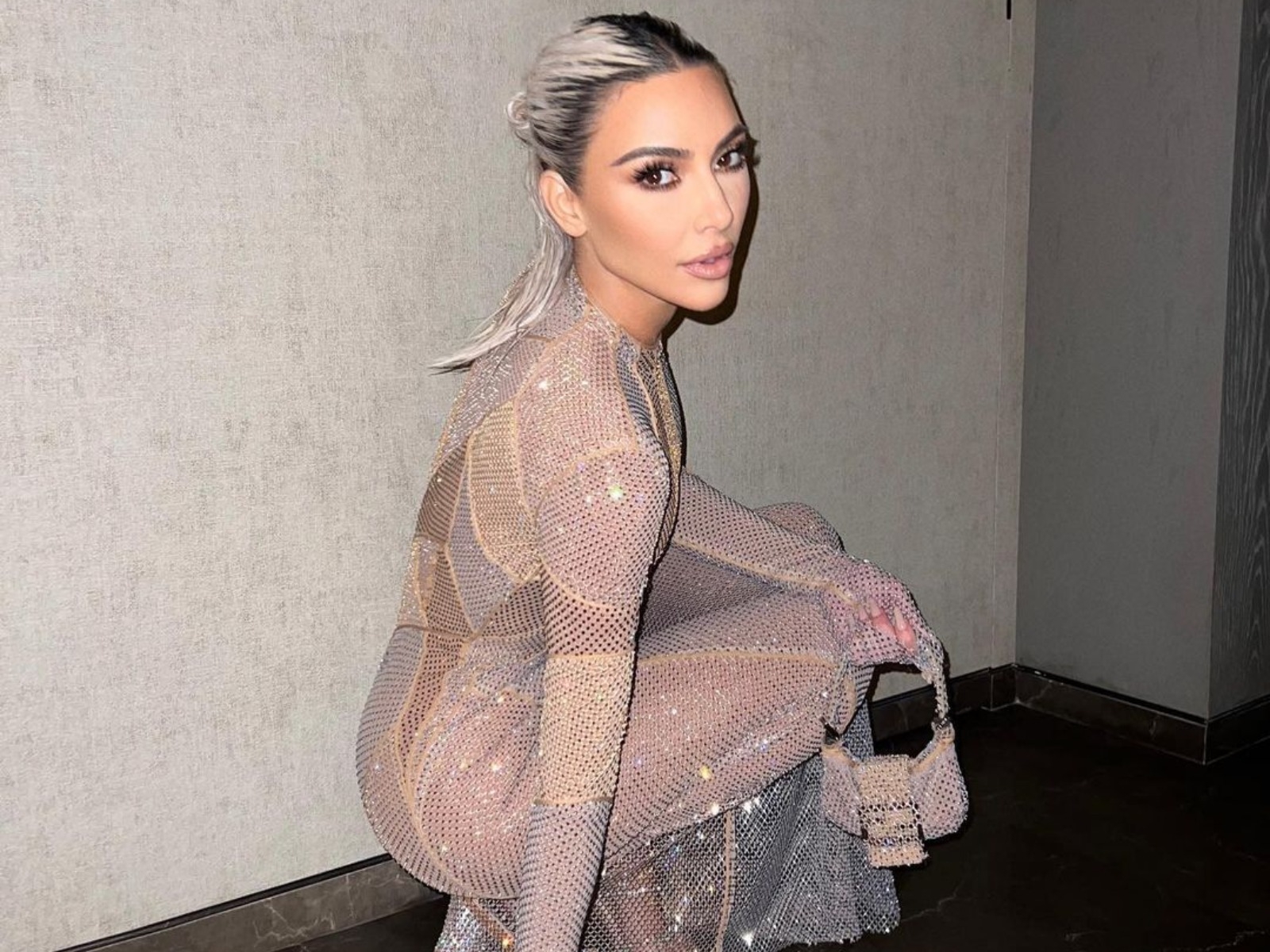 金卡戴珊 Kim Kardashian 穿緊身洋裝竟用「跳」的上樓？一臉痛苦求救笑歪全網！