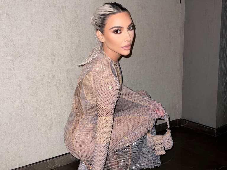 金卡戴珊 Kim Kardashian 穿緊身洋裝竟用「跳」的上樓？一臉痛苦求救笑歪全網！