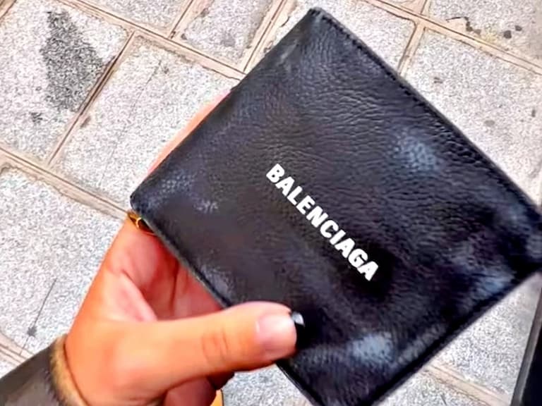 巴黎世家 BALENCIAGA 2023 夏季大秀即將開始，最新秀票邀請函竟是一款「老舊皮夾」！
