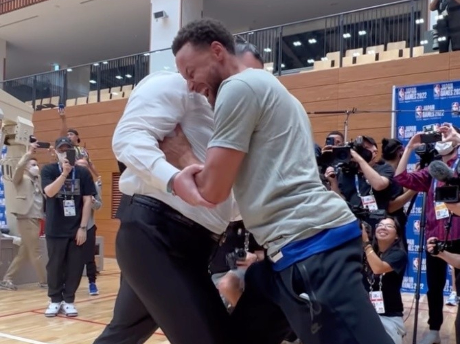NBA／金州勇士「浪花兄弟」體驗日本相撲，K 湯差點出糗跌倒：「他太壯了啦！」
