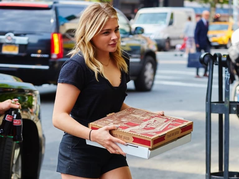 「超殺女」克蘿伊摩蕾茲 Chloë Grace Moretz 被取笑像《蓋酷家族》人物:「身體被當作笑話!」