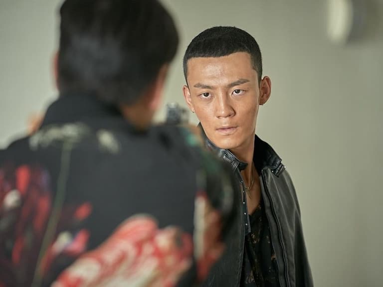NETFLIX《毒梟聖徒》寸頭執事「金民貴」劇中隱藏亮點， Man 味爆表肌肉背心穿搭不可忽視！