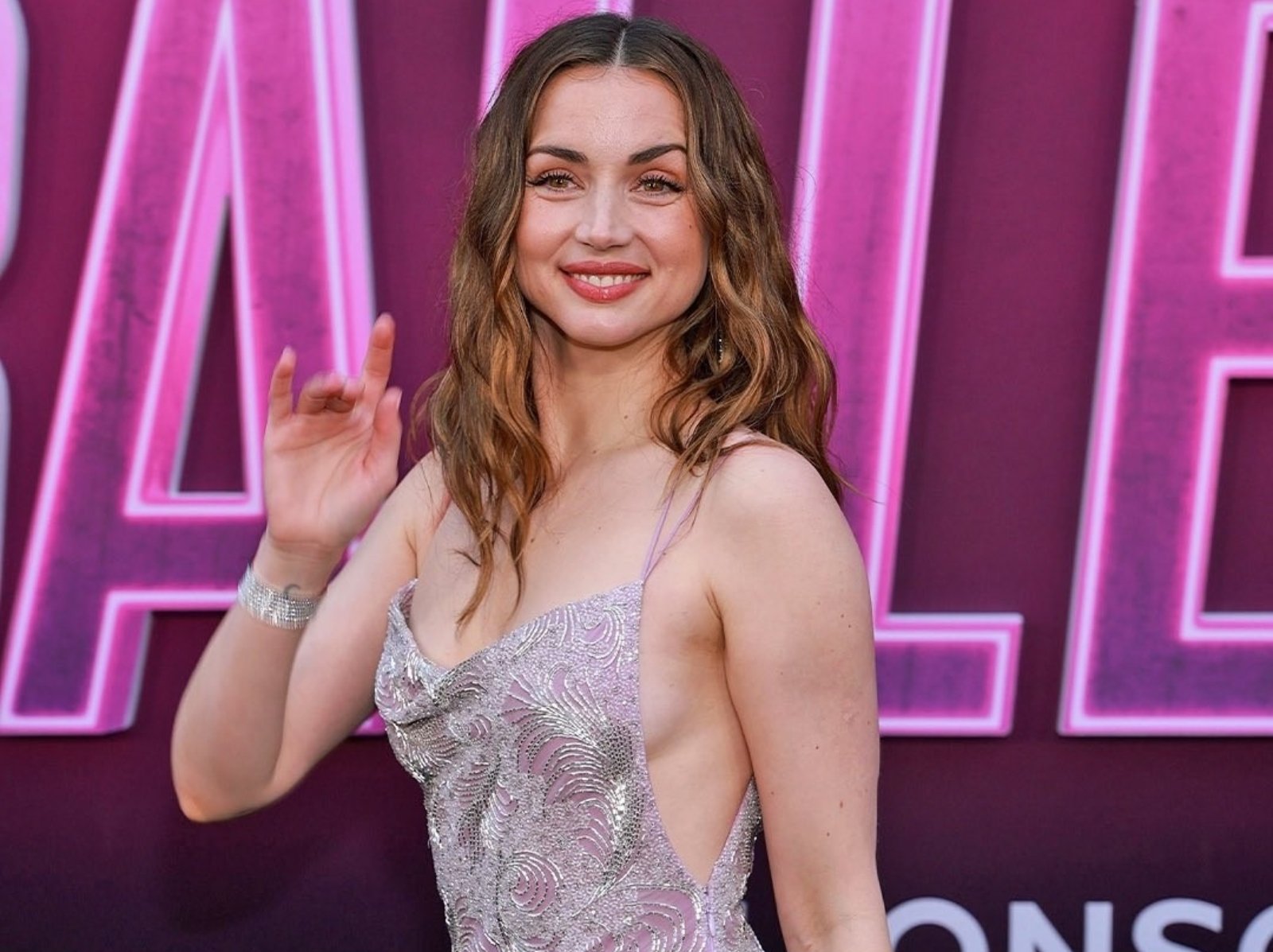 《捍衛任務：復仇芭蕾》安娜德哈瑪斯 Ana de Armas 的 5 件事：初全裸獻給基努李維、寡姊夢露合體的性感炸彈！