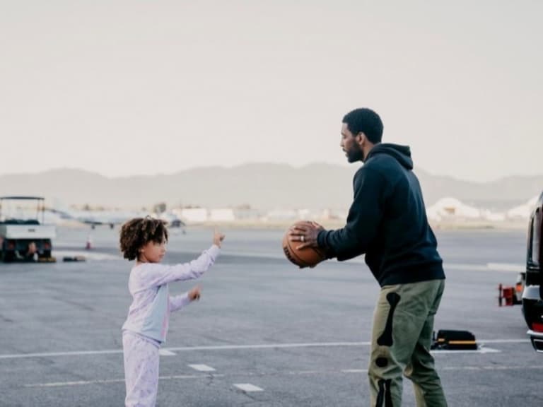 NBA/籃網球星 Kyrie Irving 被自己女兒說教:「今年不准再給我亂搞,大家都在看!」