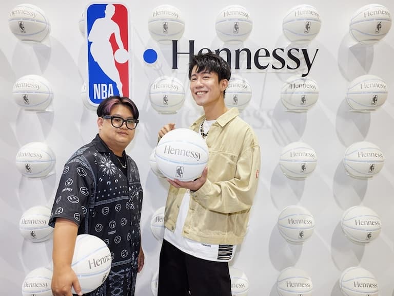 NBA日本賽直擊！Stephen Curry、八村壘尬人氣！場邊喝軒尼詩看球賽太享受啦～
