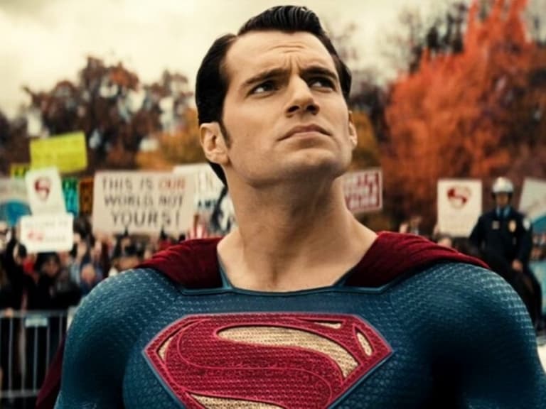 亨利卡維爾 Henry Cavill 透露私下操肌秘訣,漢堡、啤酒照吃不誤!?