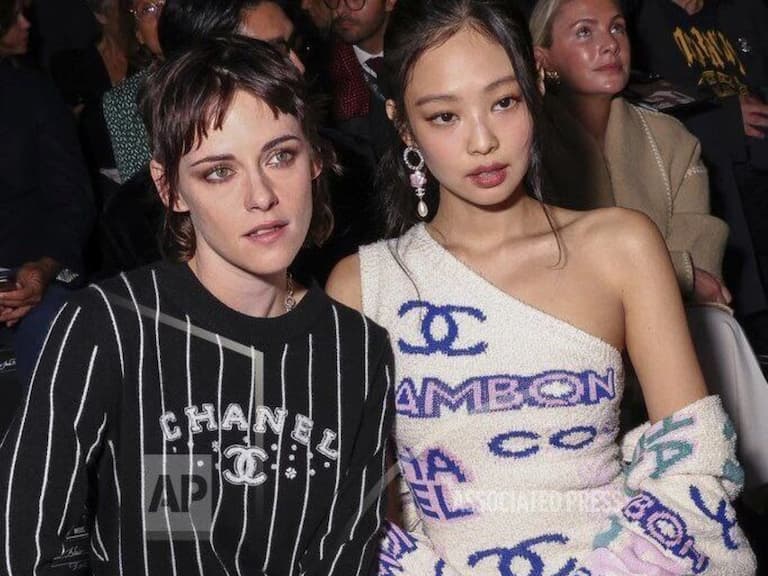 BLACKPINK Jennie 同框克莉絲汀史都華 Kristen Stewart 超耀眼！「裹毛巾」性感登香奈兒 Chanel 大秀