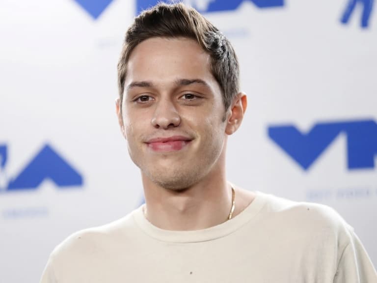 皮特戴維森 Pete Davidson 鎖骨貼紗布,疑似去除獻給金卡戴珊的刺青!