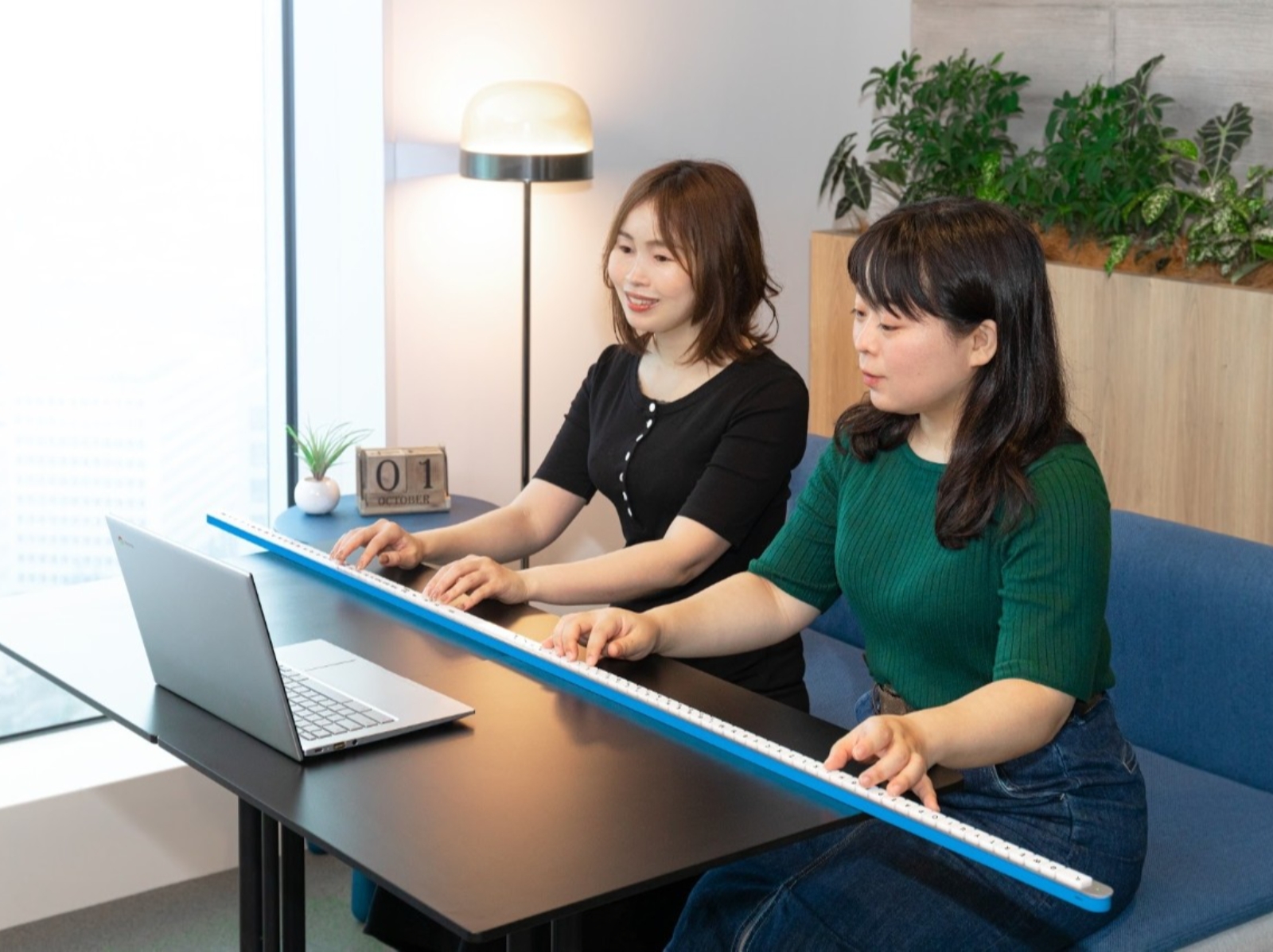 日本 Google 推出長 165 公分「條狀鍵盤」，甚至還能拿來當拐杖使用！