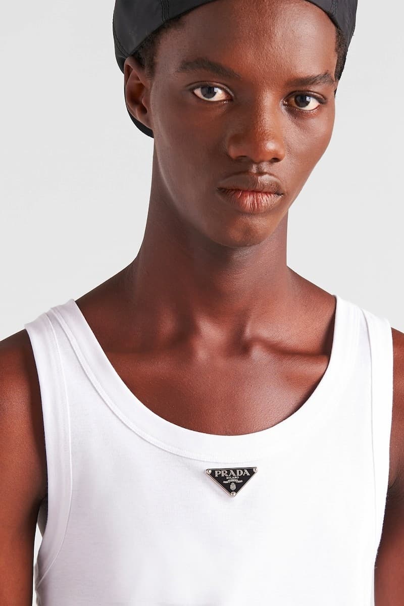 Prada 推出要價 31,700 元的「Logo 白背心」