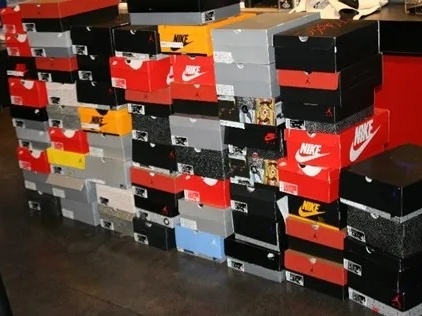 FedEx 送貨司機偷走「總價 96,000 美元」Foot Locker 球鞋產品，家中驚人鞋牆畫面曝光！