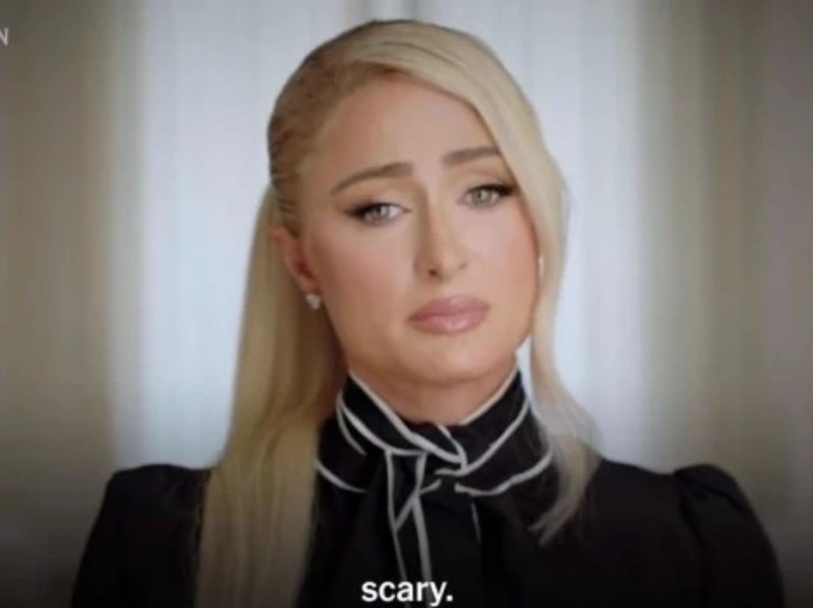 芭黎絲希爾頓 Paris Hilton 悲痛揭發學校黑歷史：「他們會將手指伸進去稱身體檢查！」