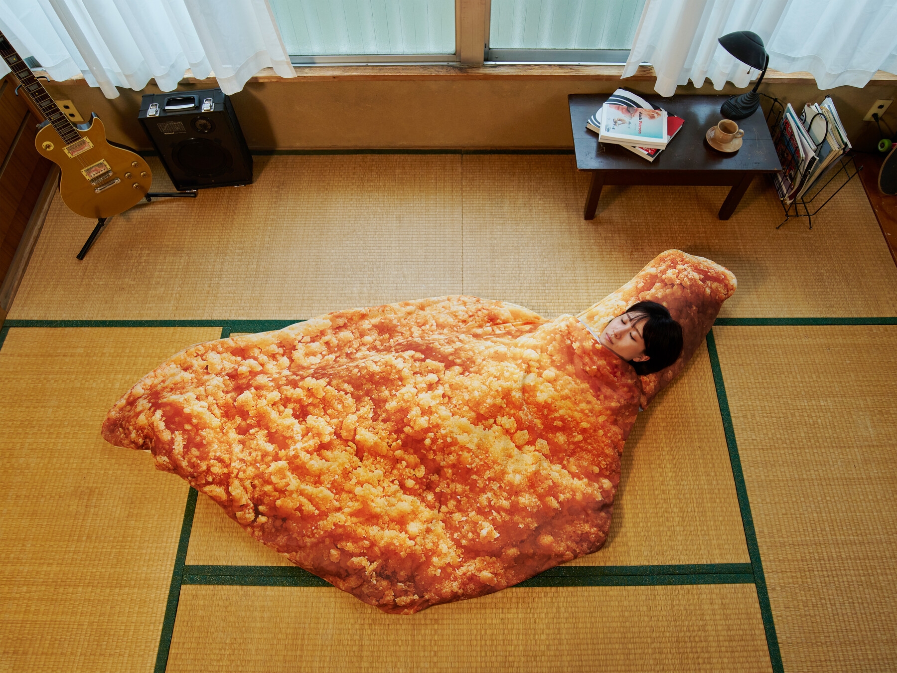 日本摩斯漢堡推出美味「和風炸雞睡袋」，內附「雞骨頭枕頭」超貼心～