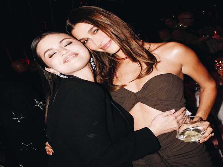 賽琳娜戈梅茲 Selena Gomez 和海莉鮑德溫摟腰甜蜜合照,世紀同框掀網歪樓:「還是小賈先退出?」