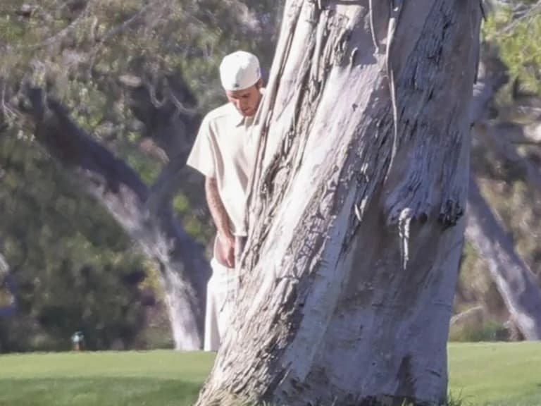 小賈斯汀 Justin Bieber 「隨地小便」被抓包，腳上那雙 Air Jordan 1 北卡藍也成亮點！