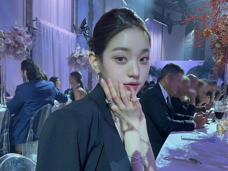 韓國女團 IVE 成員「張員瑛」鳳凰髮簪造型遭出征,小粉紅爆氣炎上引熱議!