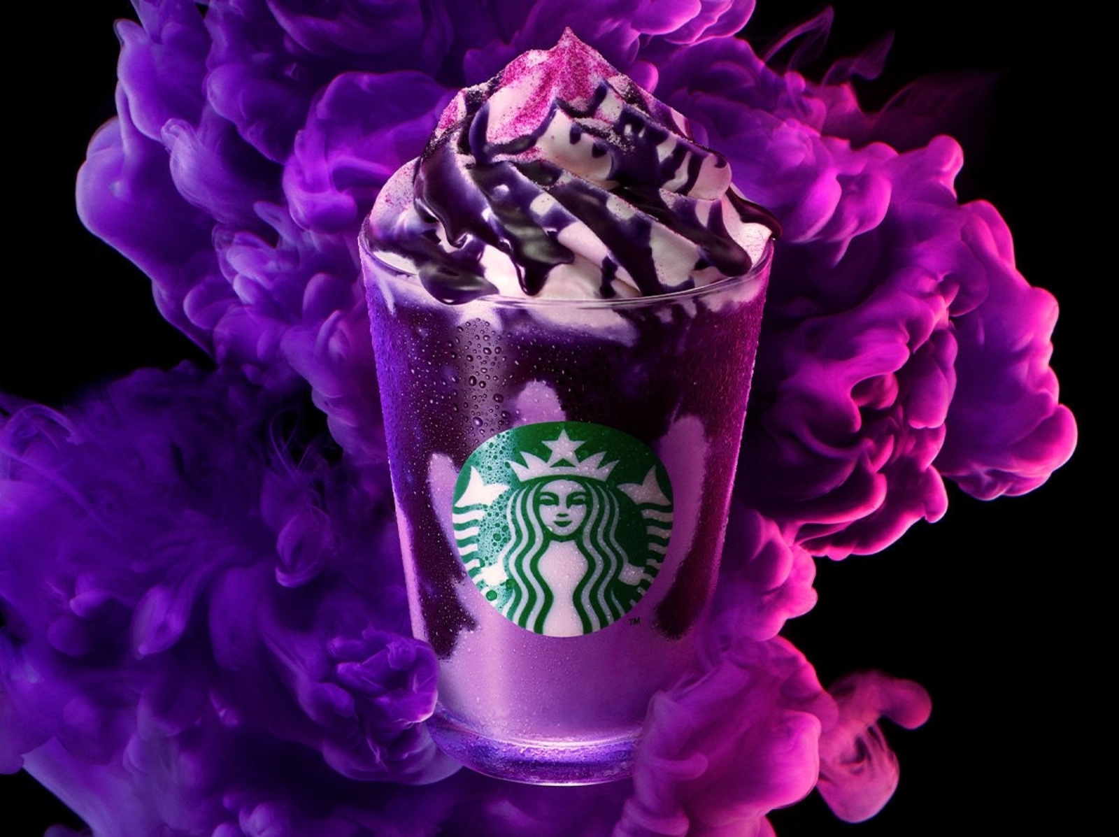 日本星巴克 Starbucks 推出「紫色萬聖節星冰樂」，紫薯＋牛奶冰沙顏色看起來超魔幻！