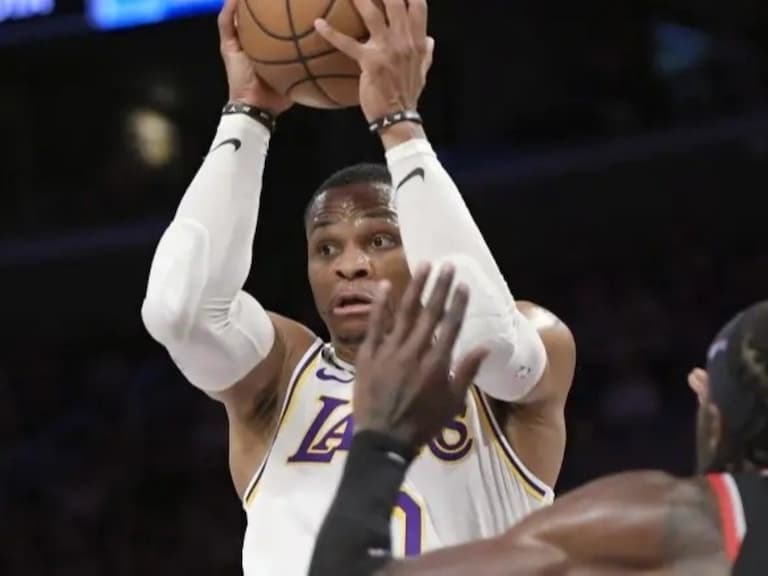 NBA／Westbrook 關鍵時刻「腦衝跳投打鐵」導致被對方逆轉，詹皇在一旁直接攤手傻眼