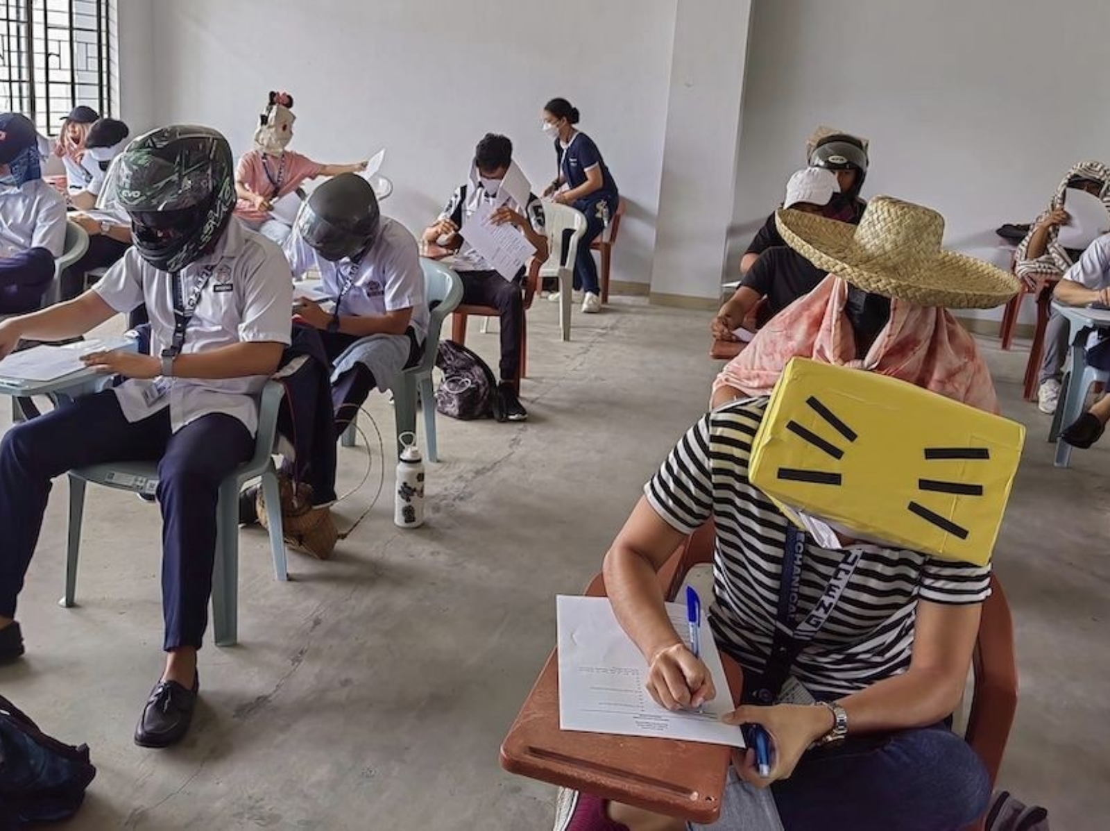 菲律賓大學為防止學生作弊，製作「雞蛋盒防窺帽」爆紅！
