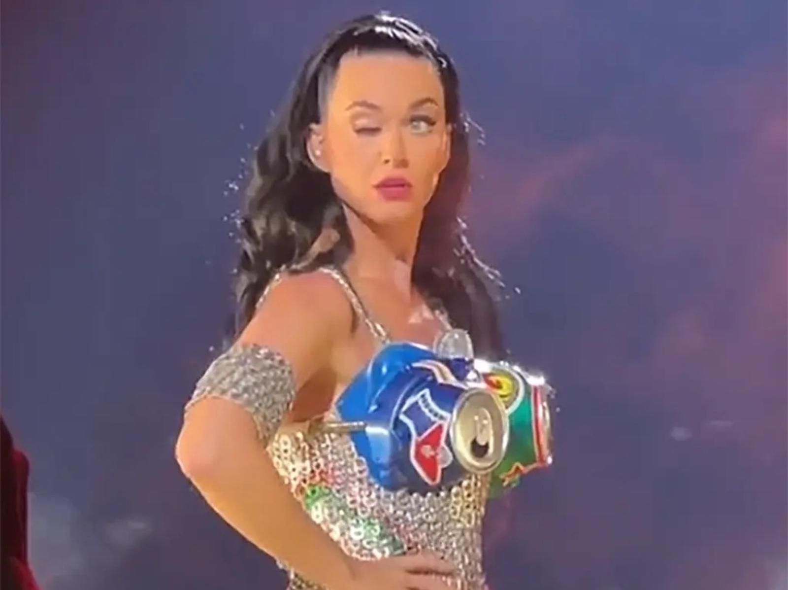 凱蒂佩芮 Katy Perry 演唱會突然「眼歪面癱」，驚悚畫面曝光引起粉絲擔憂！