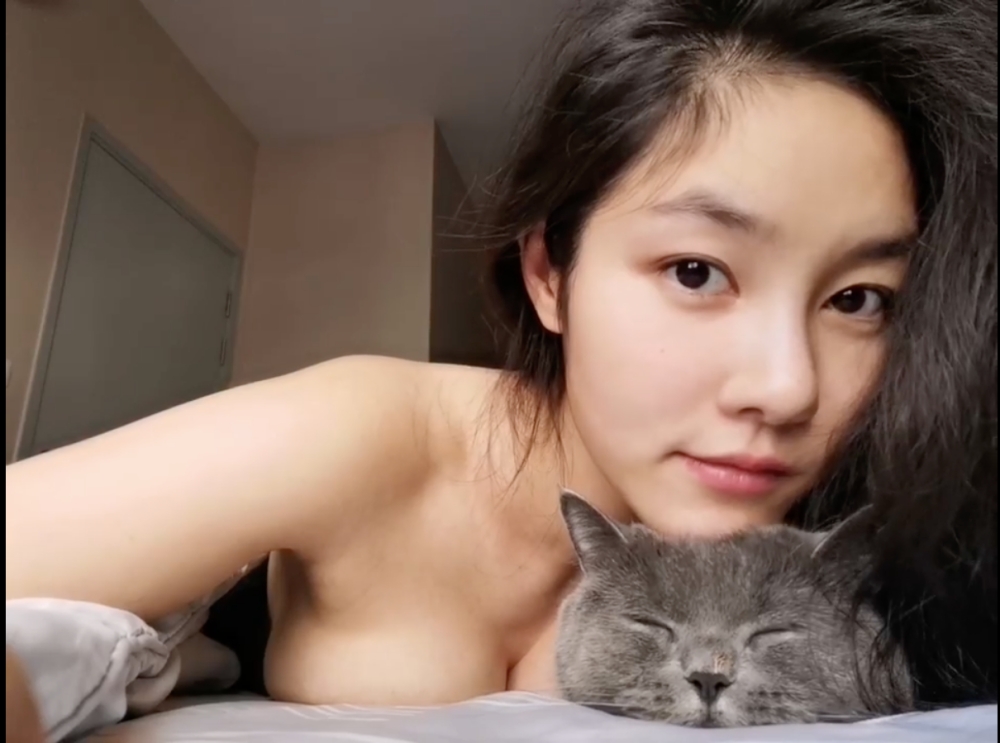 【野生抓正妹】泰國中文老師「上空擼貓」影片網路瘋傳，看完好想當那隻貓！