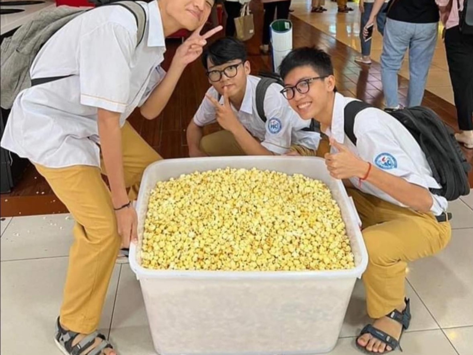 越南電影院推「免費送爆米花」還不限容器去裝，大水桶、嬰兒澡盆通通都出場！