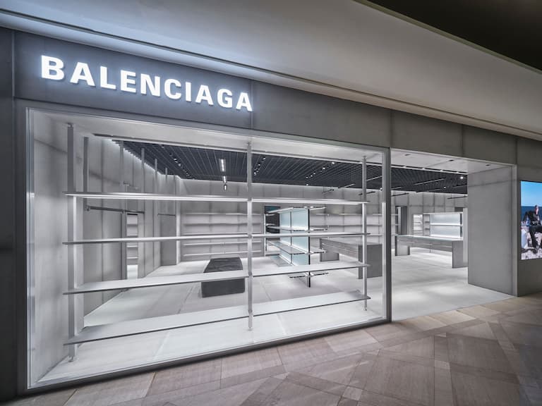 巴黎世家 Balenciaga 信義新天地 A9 概念店開幕,限定 LE CAGOLE 半月可頌包全台獨賣!