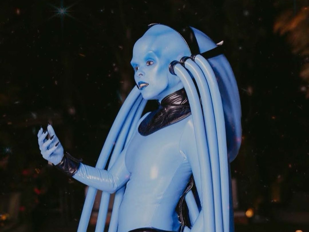 Janelle Monáe 萬聖節裝扮《第五元素》藍皮膚外星人 Diva，根本是從電影中走出來吧！