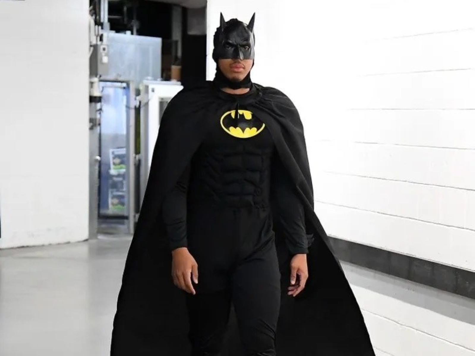 NBA／塞爾提克 Grant Williams 扮成「蝙蝠俠」亮相，模仿角色口音受訪讓 Tatum 當場傻眼